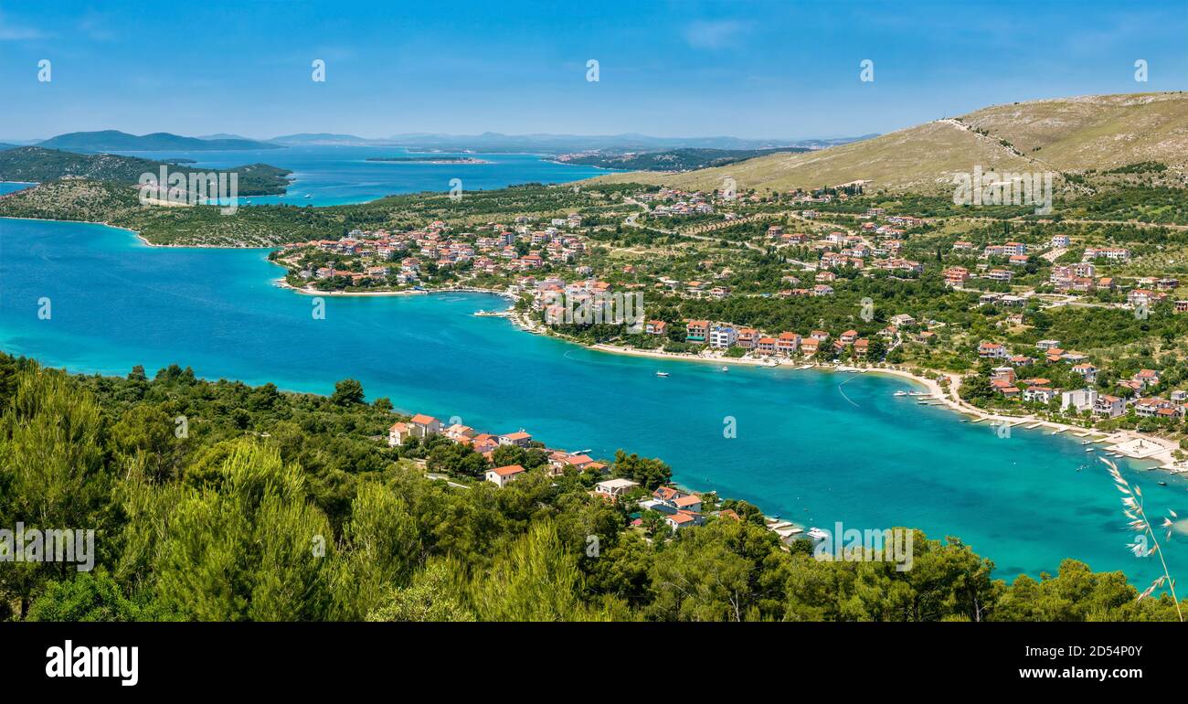 Vue panoramique sur la côte de la mer Adriatique et la station balnéaire de Grebastica, Croatie, située sur une longue baie entre Split et Sibenik. Banque D'Images