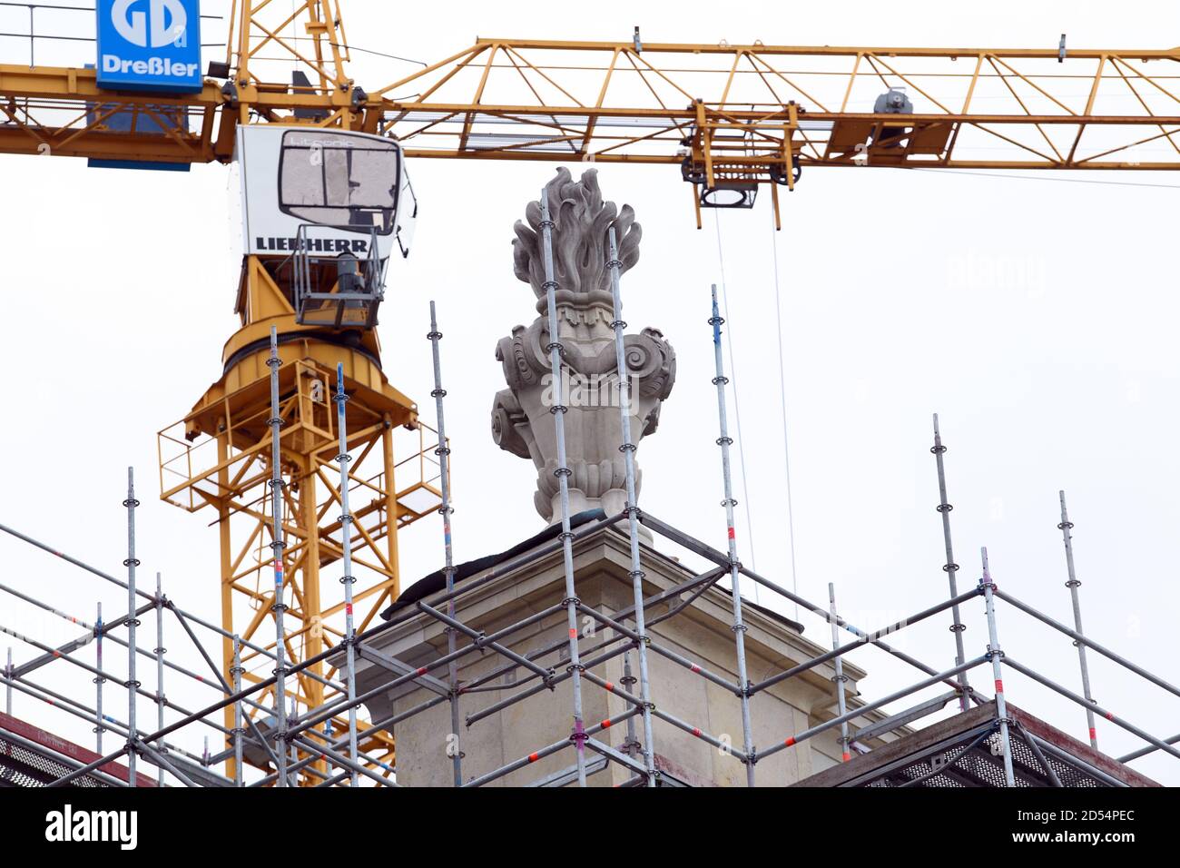 06 octobre 2020, Brandebourg, Potsdam : l'une des vases de flamme est située sur la balustrade au-dessus de l'escalier ouest de l'église de la garnison. La sculpture en grès sur le côté de la future tour de l'église est censée être le symbole contre les pouvoirs maléfiques de Satan comme une allégorie de l'amour chrétien sacrificiel. La pierre de fondation pour la reconstruction de l'église de Garrison a été posée en 2005, le permis de construction pour la première phase de construction a été accordé par la ville de Potsdam en juillet 2013, et le début de la construction a été célébré quatre ans plus tard avec un grand service d'église. Photo: Donc Banque D'Images