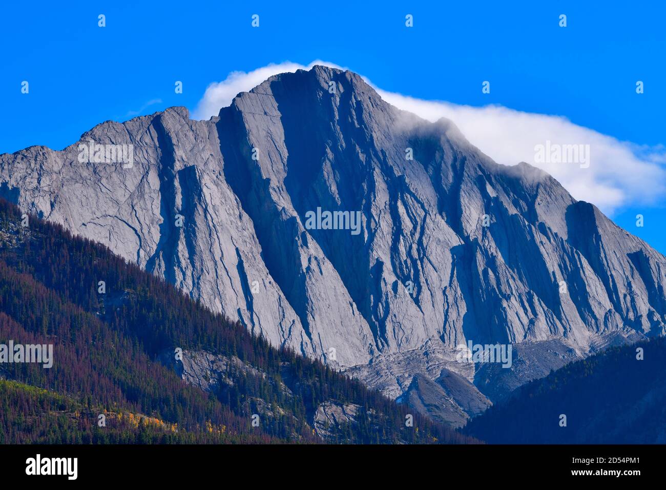 Image paysage d'un sommet de montagne avec un nuage À son sommet dans le parc national Jasper Alberta Canada Banque D'Images
