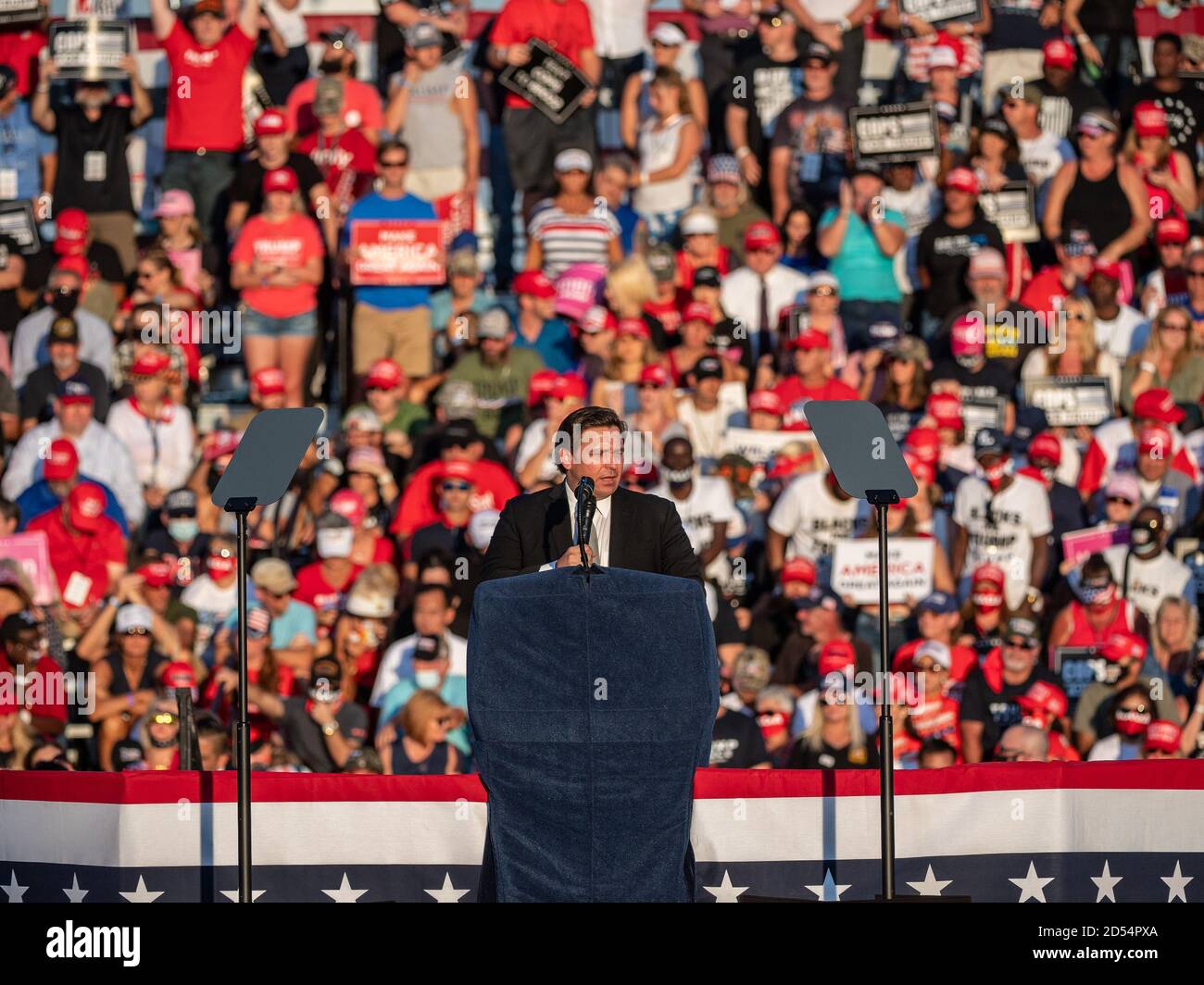 Sanford, Floride, États-Unis. 12 octobre 2020. Le gouverneur de la Floride Ron DeSantis parle lors d'un rassemblement de campagne pour le président Donald Trump à l'aéroport international Orlando Sanford million Air Orlando à Sanford, en Floride. Romeo T Guzman/Cal Sport Media. Crédit : csm/Alay Live News Banque D'Images