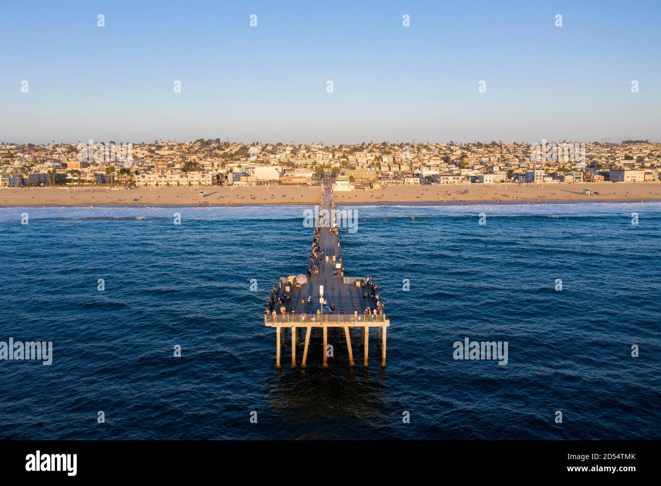 Vue symétrique sur la jetée de Hermosa Beach, Californie depuis les airs Banque D'Images