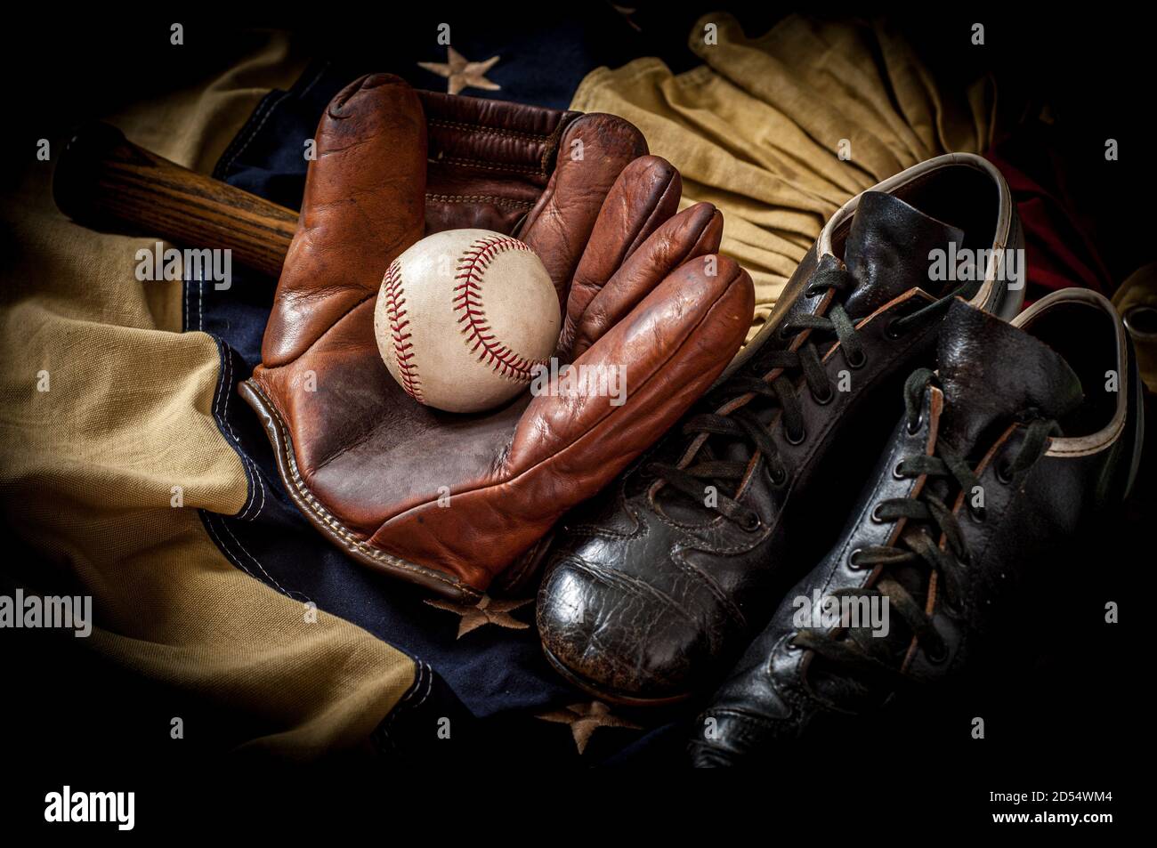 Équipement de base-ball vintage et ancien sur le drapeau américain Banque D'Images