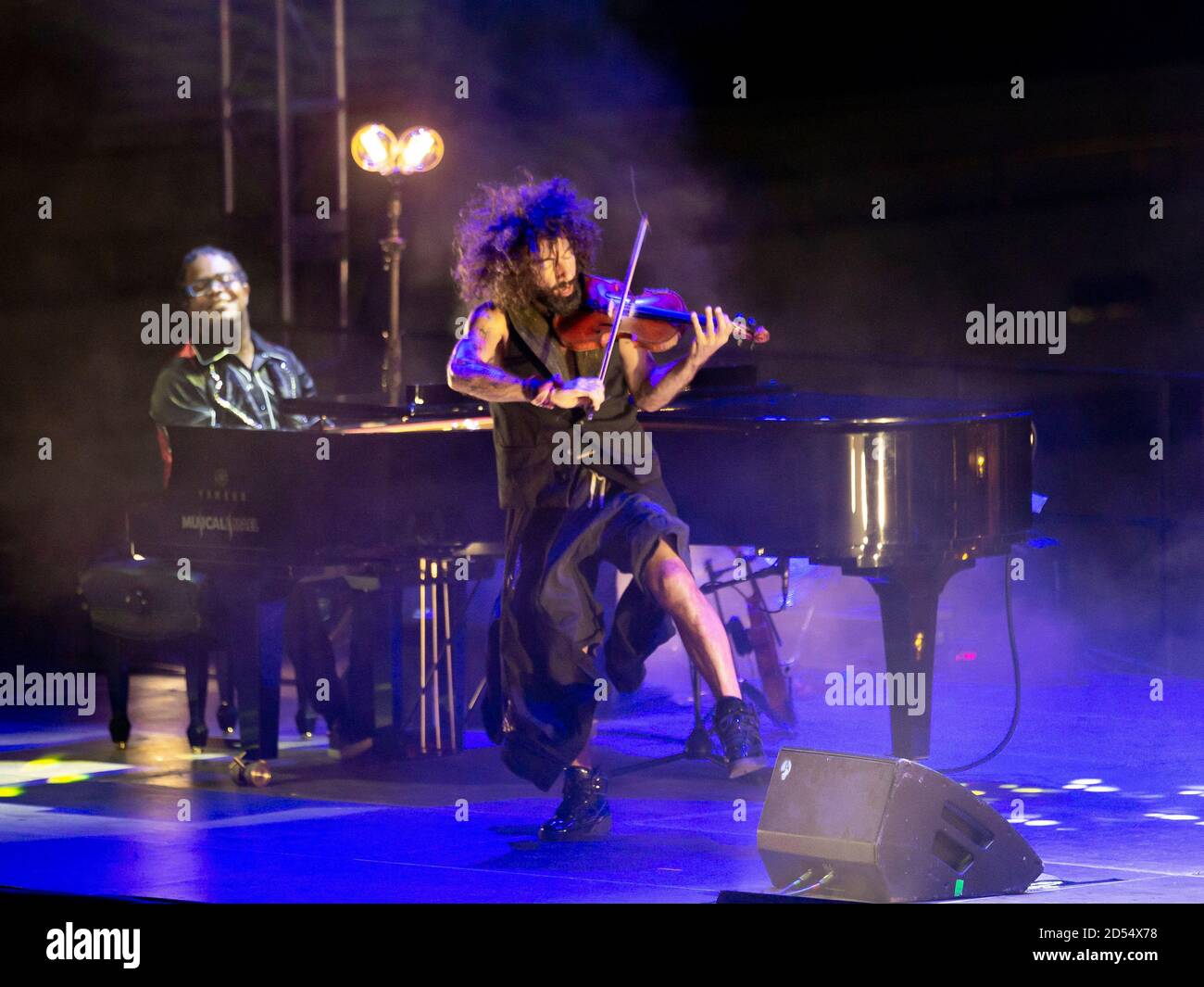 ARA Malikian, violoniste libanais, et Ivan 'elon' Lewis, pianiste cubain, se présentent lors des concerts de nits al Carme au bâtiment Innsomnia de la Marina de Valencia. Banque D'Images