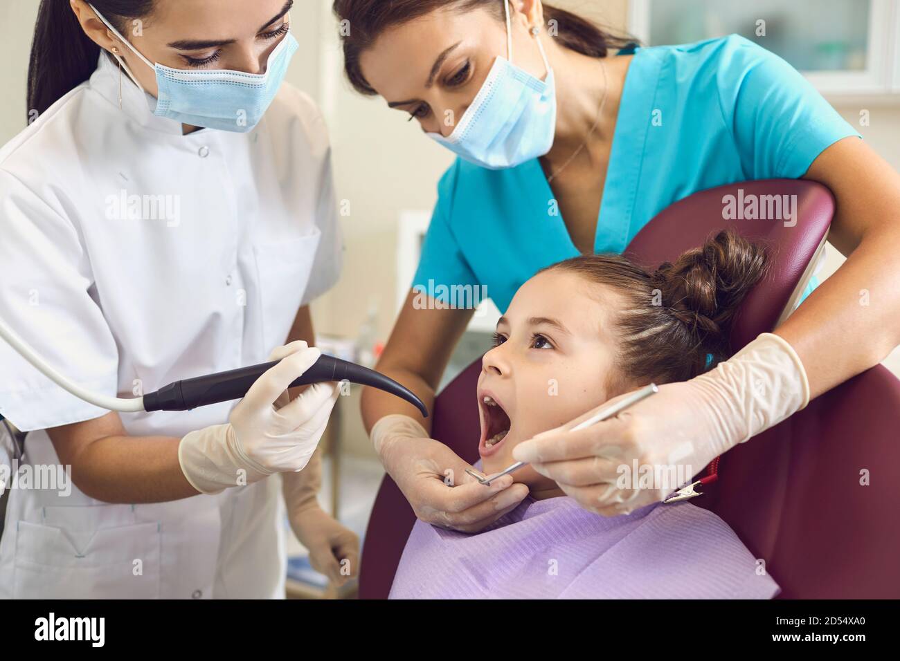 Enregistrement d'une fille dans un cabinet de dentiste. Prévention des caries et traitement dentaire. Banque D'Images