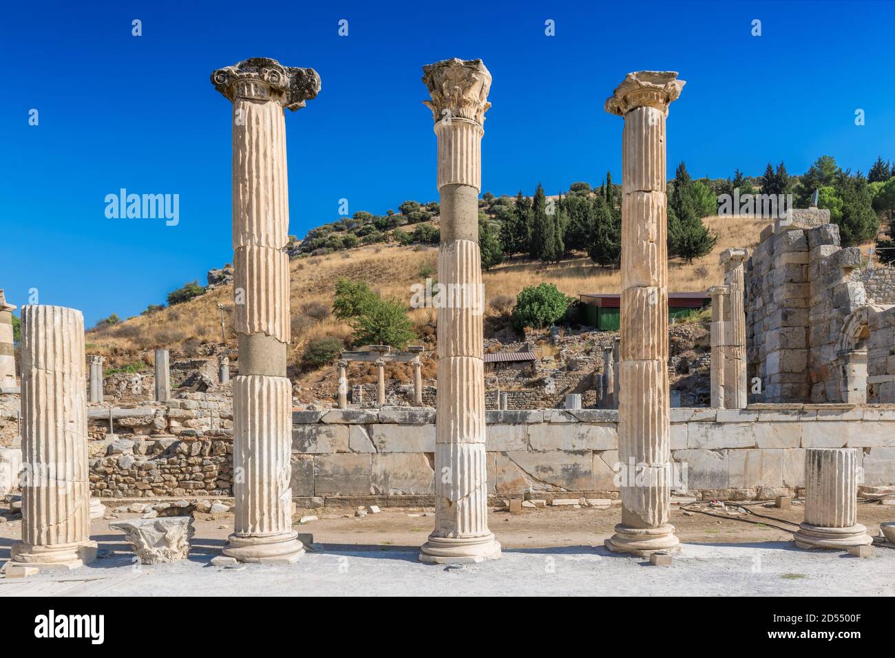 De beaux piliers romains dans les ruines d'Éphèse, Selcuk, Izmir, Turquie Banque D'Images