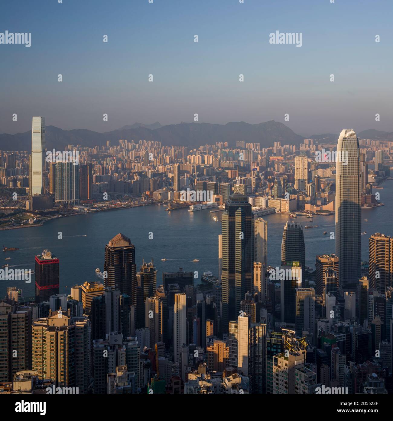 Les deux plus hauts bâtiments de Hong Kong, ICC. Et Ifc. Vue face à face depuis le point de vue de Lugard Road. Banque D'Images