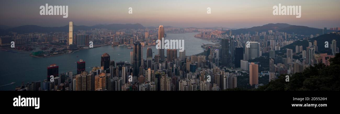 Lugard Road est une route située sur Victoria Peak. Située à environ 400 m au-dessus du niveau de la mer, la route est un sentier de randonnée populaire et est connue pour sa vue spectaculaire. Banque D'Images