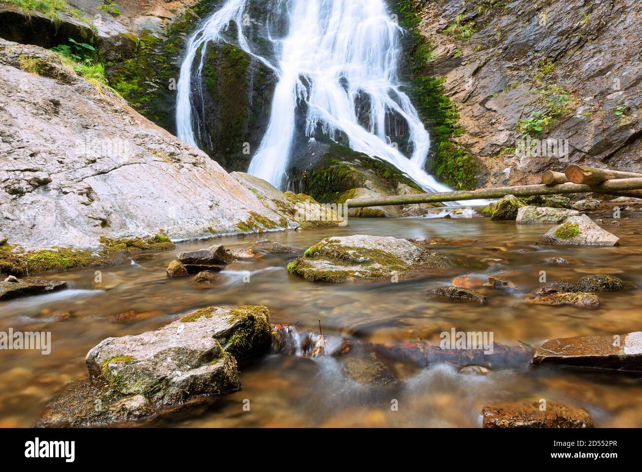 Vue rapprochée de la cascade de Rachitele dans les montagnes d'Apuseni Banque D'Images