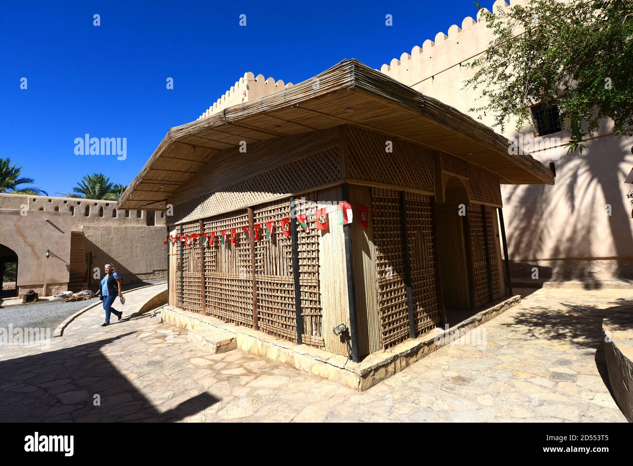 Une ancienne maison en bois à l'intérieur du fort de Nizwa en Oman. Banque D'Images