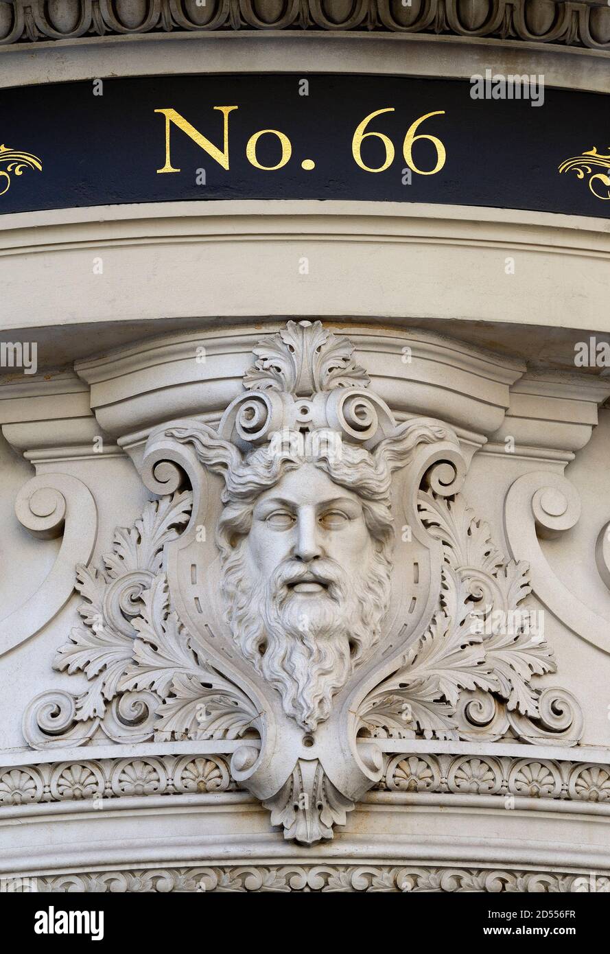 Londres, Angleterre, Royaume-Uni. Détail avec visage humain sculpté sur le pub Admiralty de Trafalgar Square Banque D'Images