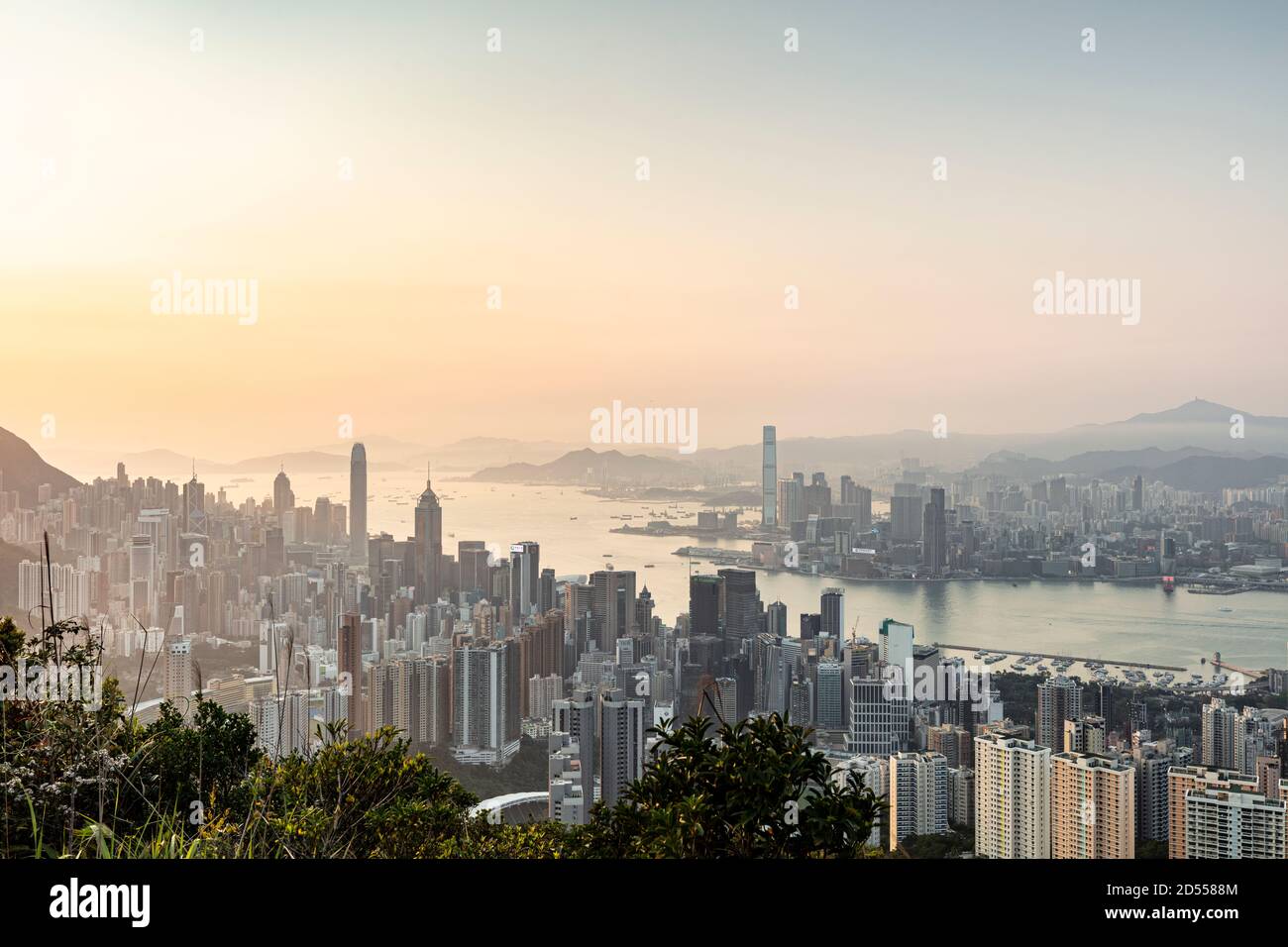 Vues sur les gratte-ciel de Hong Kong depuis le belvédère de Jardines, près du mont Butler sur l'île de Hong Kong. Banque D'Images