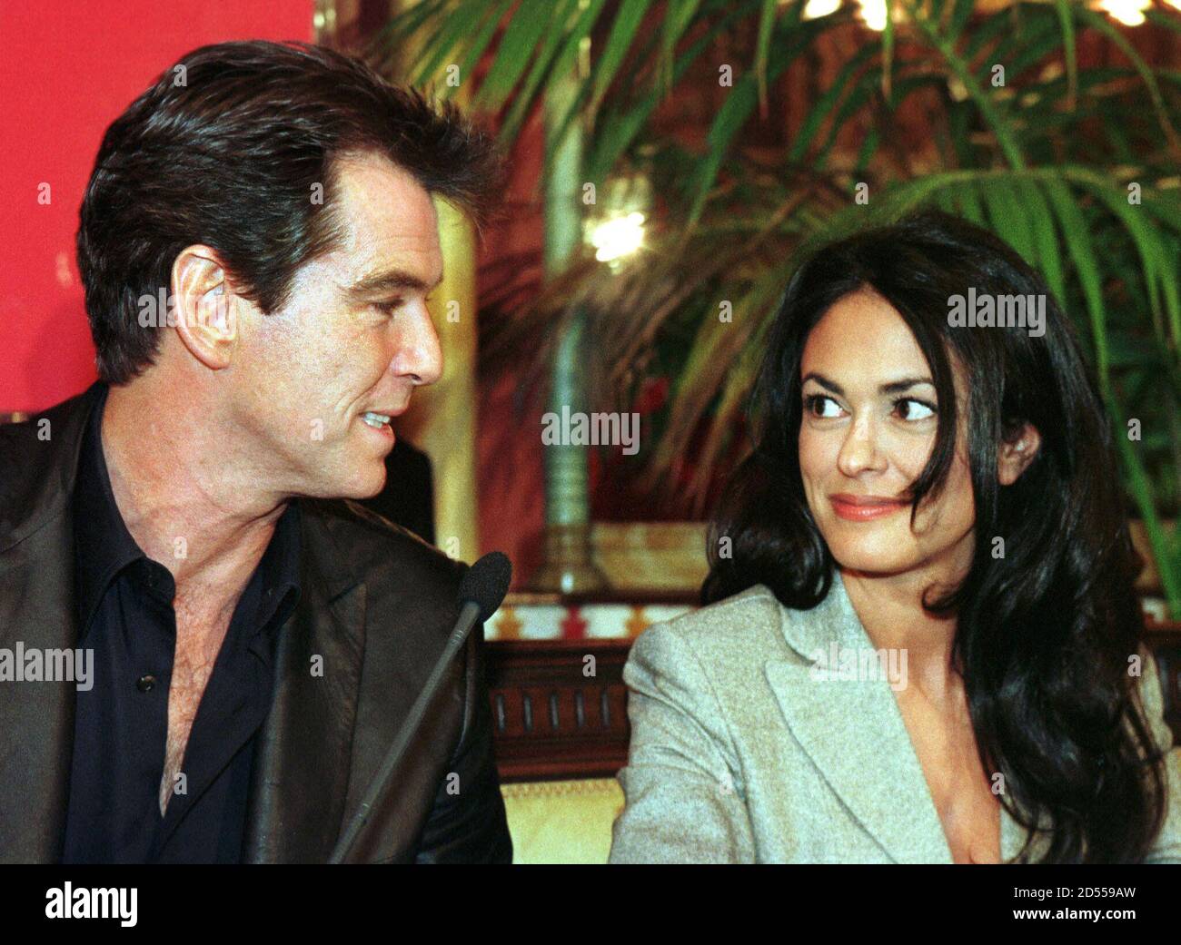 Actor Pierce Brosnan looks at Italian actress Maria Grazia Cuccinotta after arriving in Bilbao February 15. Brosnan and Cuccinotta will film in Spain some sequences for the new James Bond film "The World is not Enough", also starring [Robert Carlyle, Serena Scott Thomas, Denise Richards and Sophie Marceau.] Banque D'Images