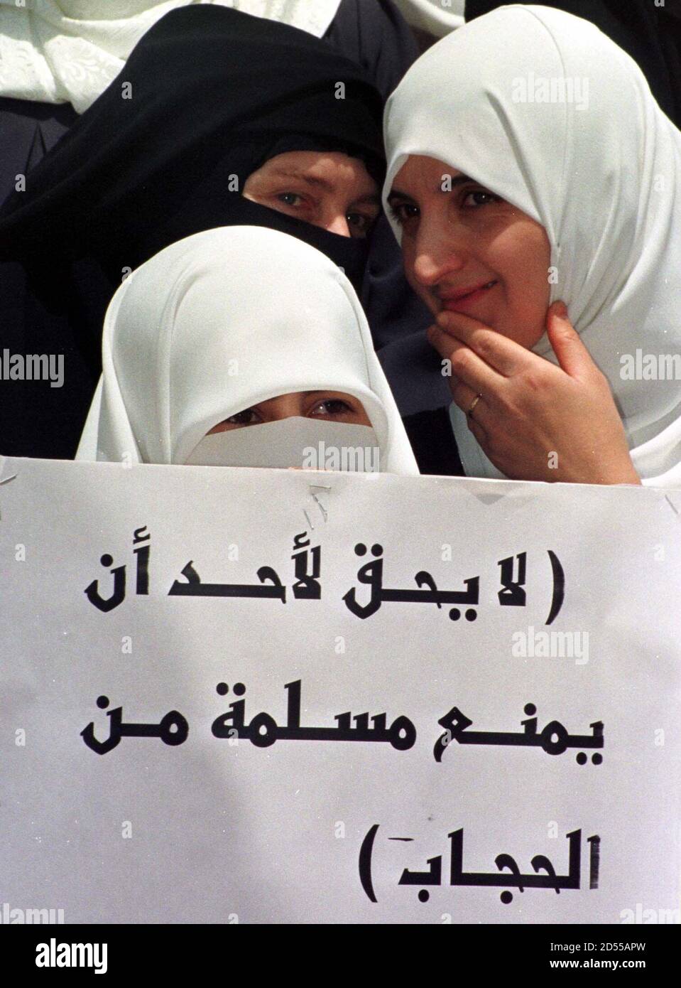 Une femme jordanienne voilée membre du Front islamique d'action tient une  bannière lors d'un sit-in près du bureau des premiers ministres à Amman en  mai 24, en solidarité avec un député islamiste
