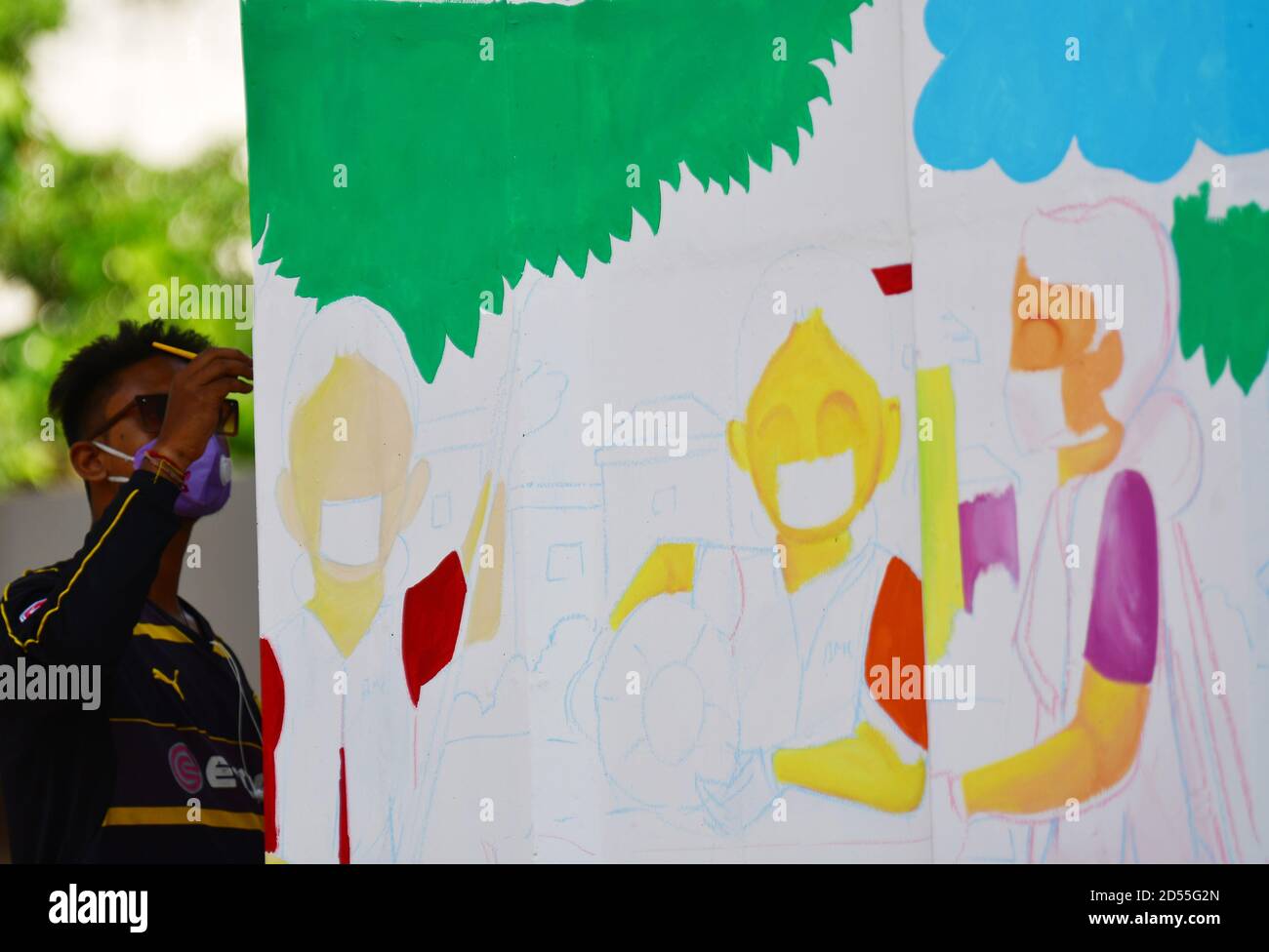 Agartala, État de Tripura, au nord-est de l'Inde. 12 octobre 2020. Un étudiant d'une école d'art dessine une peinture murale pour sensibiliser les gens aux mesures de protection contre la COVID-19 à Agartala, dans l'État de Tripura, dans le nord-est de l'Inde, le 12 octobre 2020. Credit: STR/Xinhua/Alay Live News Banque D'Images