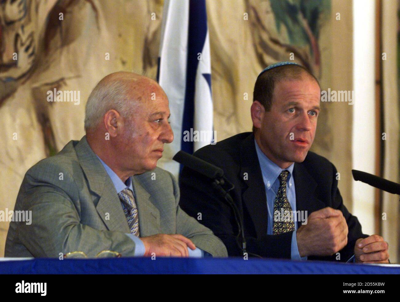 Le porte-parole israélien de la Knesset (Parlement), Avraham Burg (R),  siège aux côtés d'Ahmed Korei, connu sous le nom d'Abu Alla, le président  du Conseil législatif palestinien, alors qu'ils tiennent une conférence