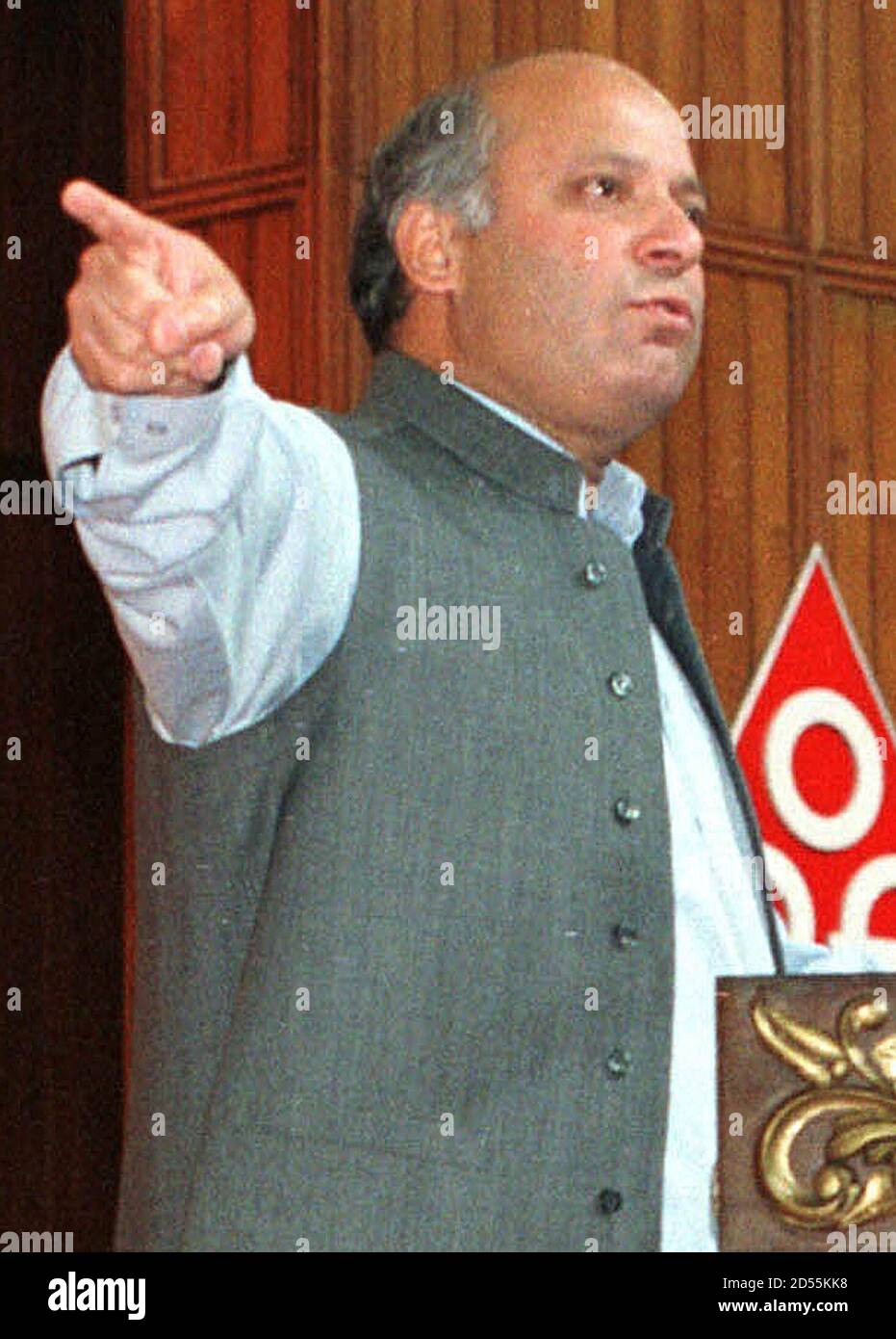 Le Premier ministre Nawaz Sharif prend la parole lors de la session inaugurale de la deuxième Convention des Pakistanais d'outre-mer à Islamabad, en août 25. Sharif a déclaré mercredi qu'il était prêt à accorder la permission à une proposition permettant aux Pakistanais vivant à l'étranger de mettre en commun leurs ressources et de lancer une compagnie aérienne et une banque, à condition que l'idée soit réalisable. MP/DL/KM Banque D'Images