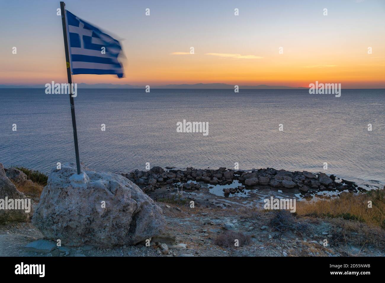 Drapeau grec sur une colline au-dessus de la mer Egée.Rodos, Grèce Banque D'Images