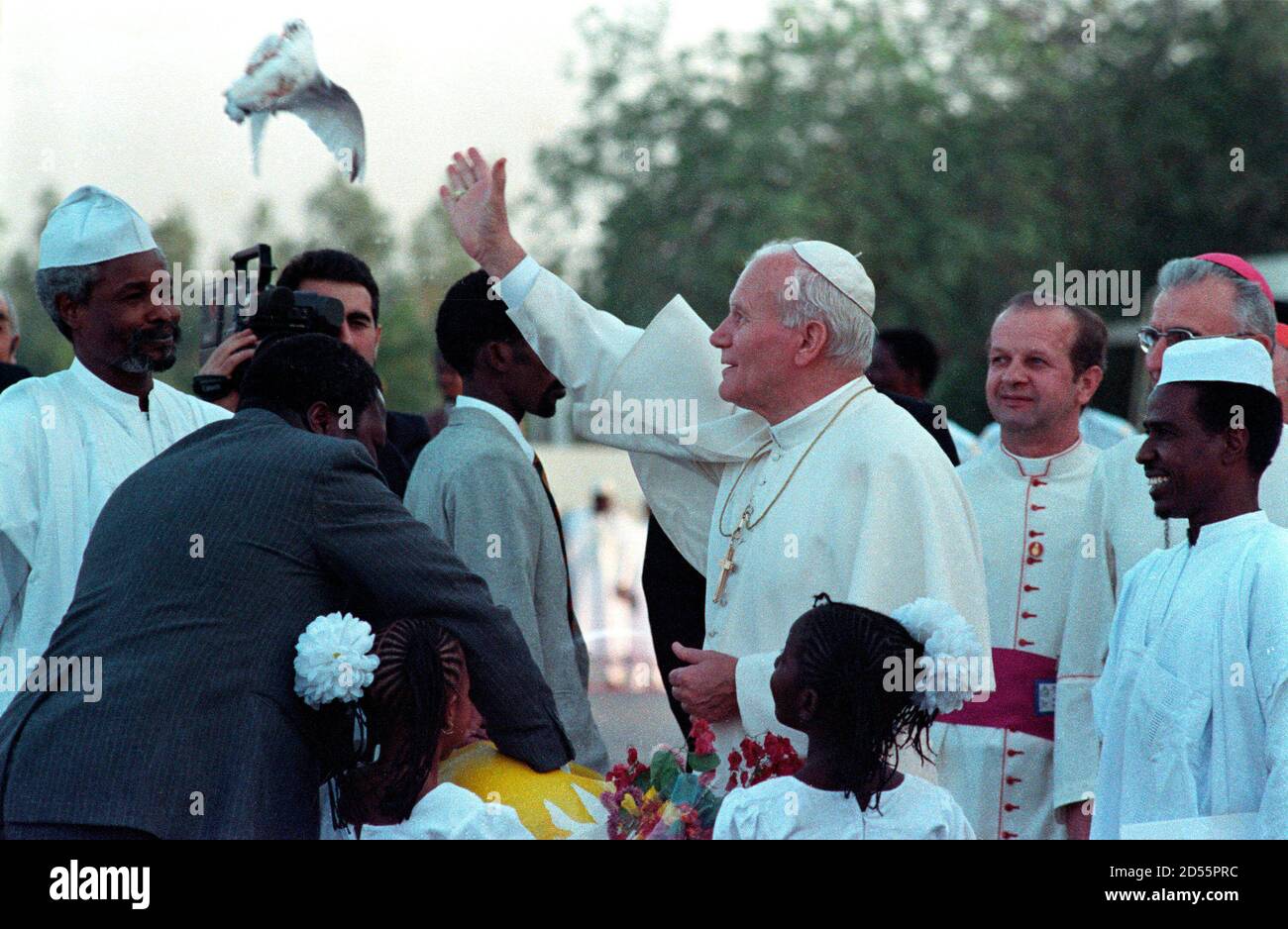 Le pape Jean-Paul II libère une colombe blanche comme il est accueilli par  le président tchadien Hissene Habre à l'aéroport de Ndjamena, le 30 janvier  1990. REUTERS/Luciano Mellace MOI Photo Stock -