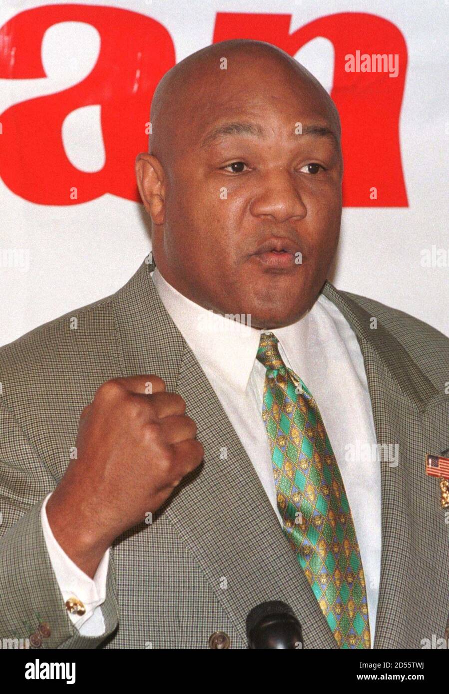 Le Boxeur George Foreman Ancien Champion Du Monde De Poids Lourd Pose Apres Une Conference De Presse Le 1er Decembre A Beverly Hills Ou Il Et Larry Holmes Ont Annonce Leur Prochain
