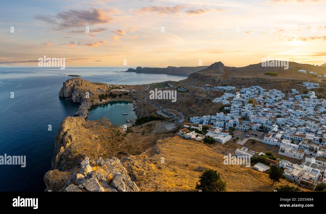 Vue sur le village de Lindos et la mer Méditerranée depuis l'acropole de Lindos.Rhodes, Grèce. Banque D'Images