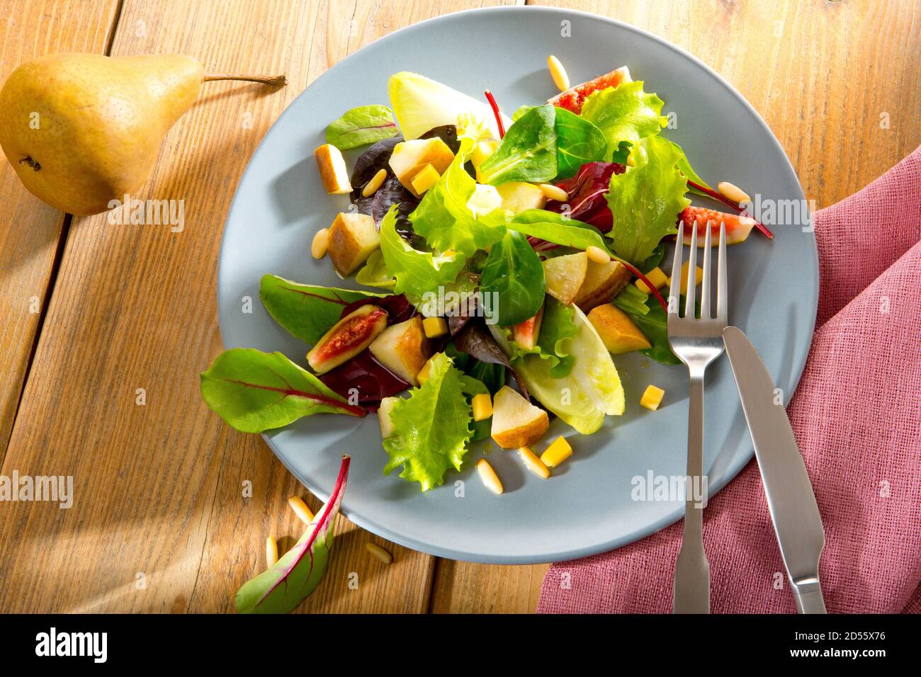 Rohkost, geischter Salat mit Feige, Birne, Blattsalat und Pinnienkernen. Banque D'Images