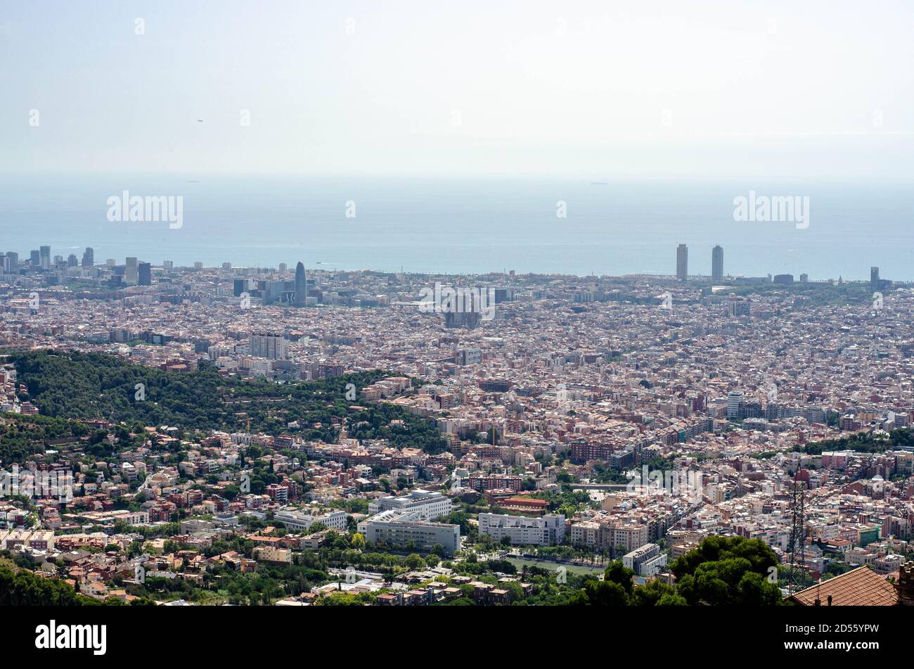 Vue sur la ville de Barcelone depuis le sommet de la montagne Tibidabo Banque D'Images