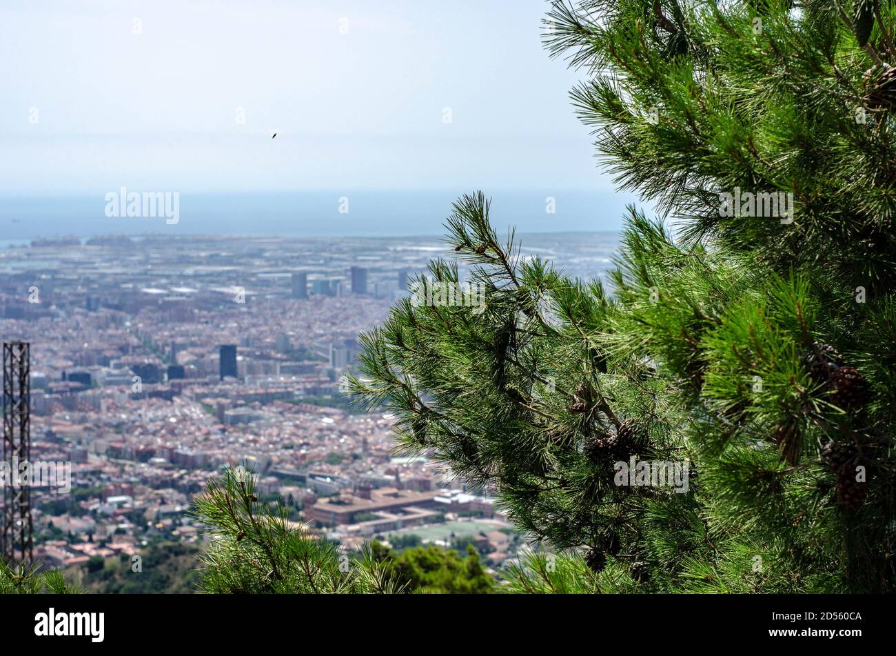 Vue sur la ville de Barcelone depuis le sommet de la montagne Tibidabo Banque D'Images