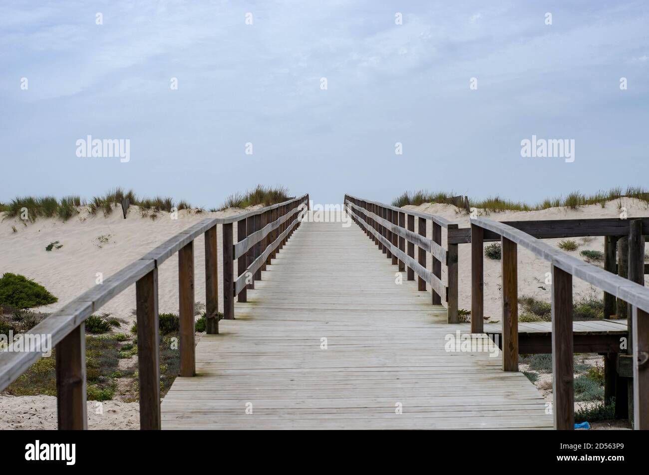 Chemin de promenade en bois menant à la plage de l'océan atlantique à Costa Nova do prado, Portugal Banque D'Images
