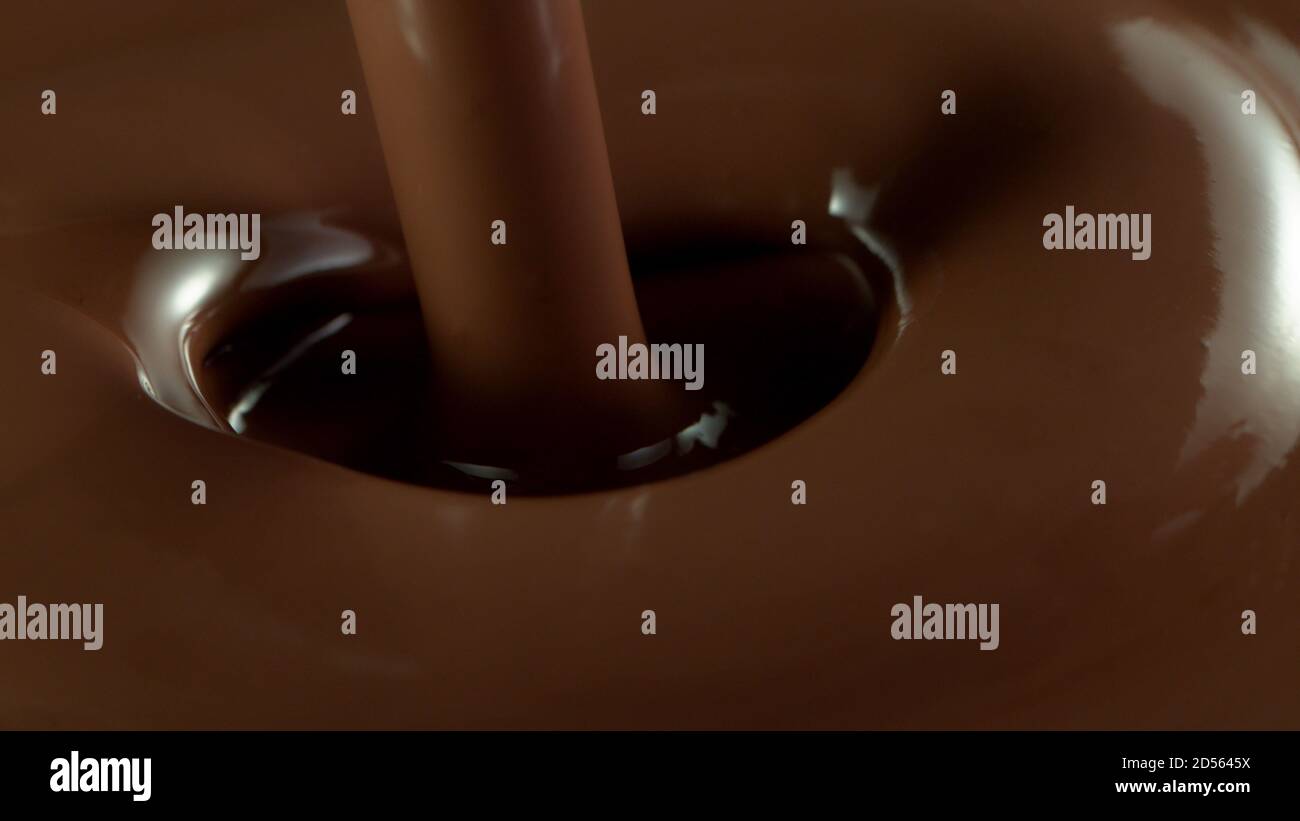 Détail du versement du chocolate chaud. Prise de vue macro studio. Banque D'Images