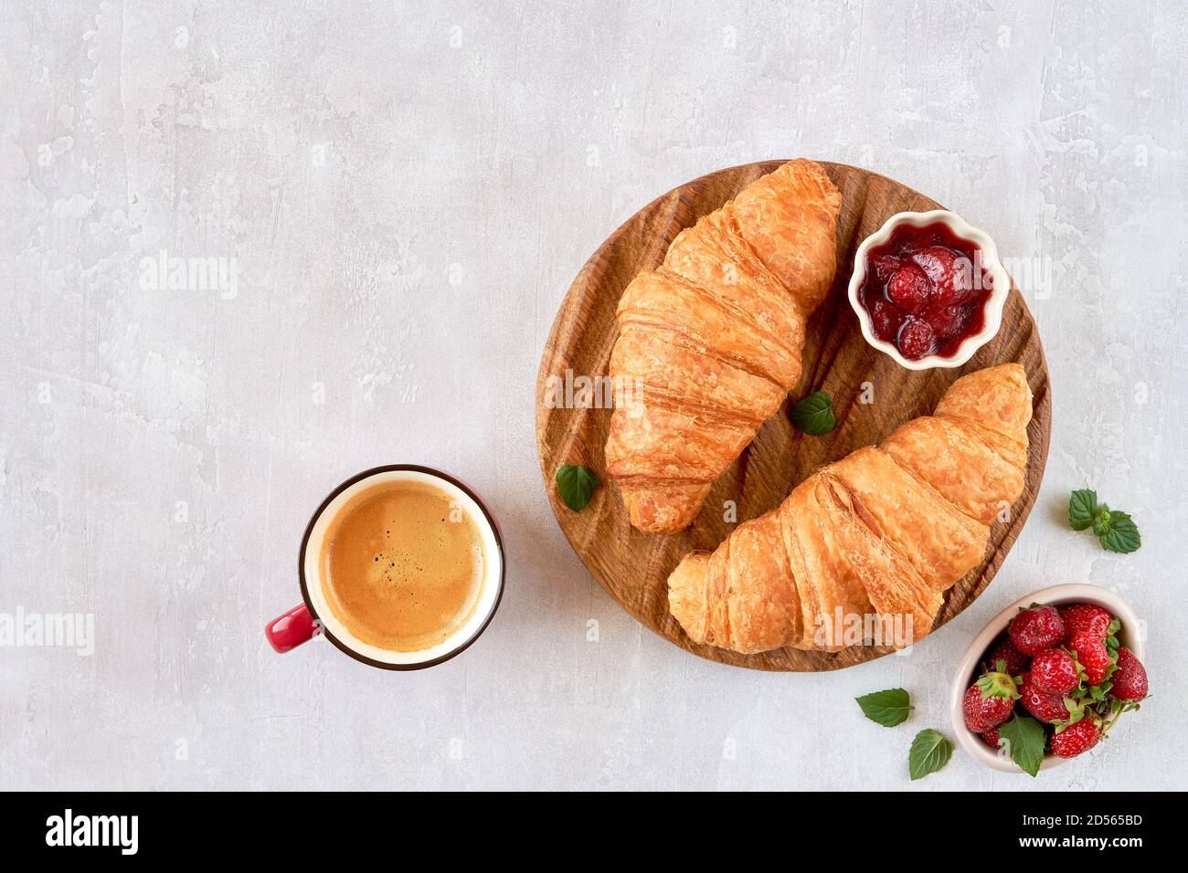 Croissants avec confiture de fraise et tasse de café. Vue de dessus avec espace de copie Banque D'Images