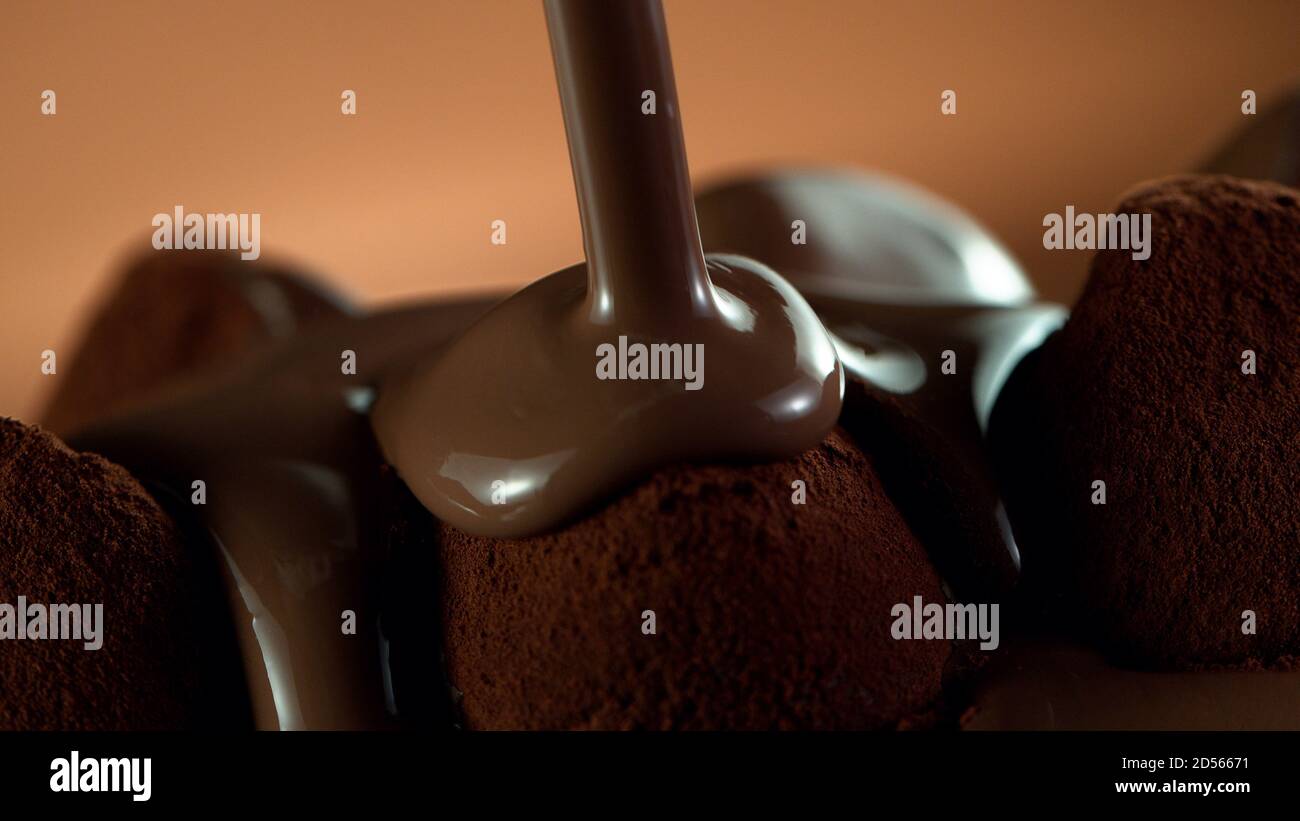 Détail des pralines avec du chocolate fondu versé sur le dessus. Prise de vue macro studio. Banque D'Images