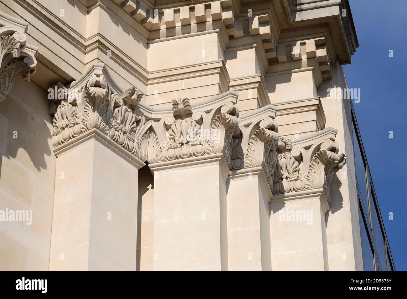 Londres, Angleterre, Royaume-Uni. Sainsbury Wing (1991) de la National Gallery - détail des chapiteaux de colonnes classiques en pierre de Portland de style Corinthiain Banque D'Images