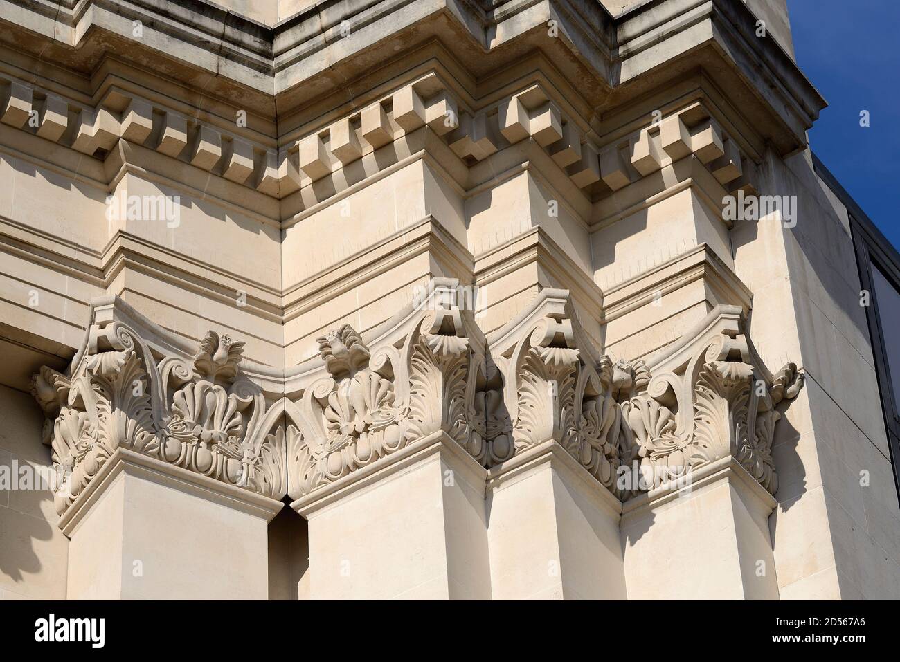 Londres, Angleterre, Royaume-Uni. Sainsbury Wing (1991) de la National Gallery - détail des chapiteaux de colonnes classiques en pierre de Portland de style Corinthiain Banque D'Images