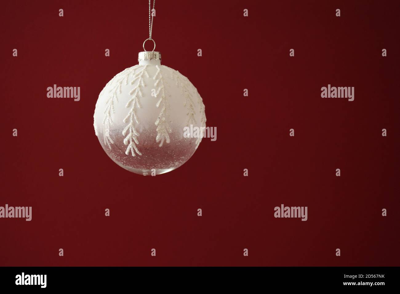 Boule de Noël à motif flocons de neige sur fond rouge Banque D'Images