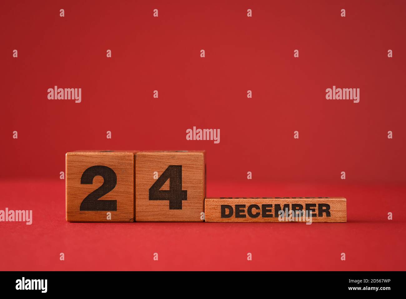 La veille de Noël en blocs de chiffres et de mots sur un rouge arrière-plan Banque D'Images