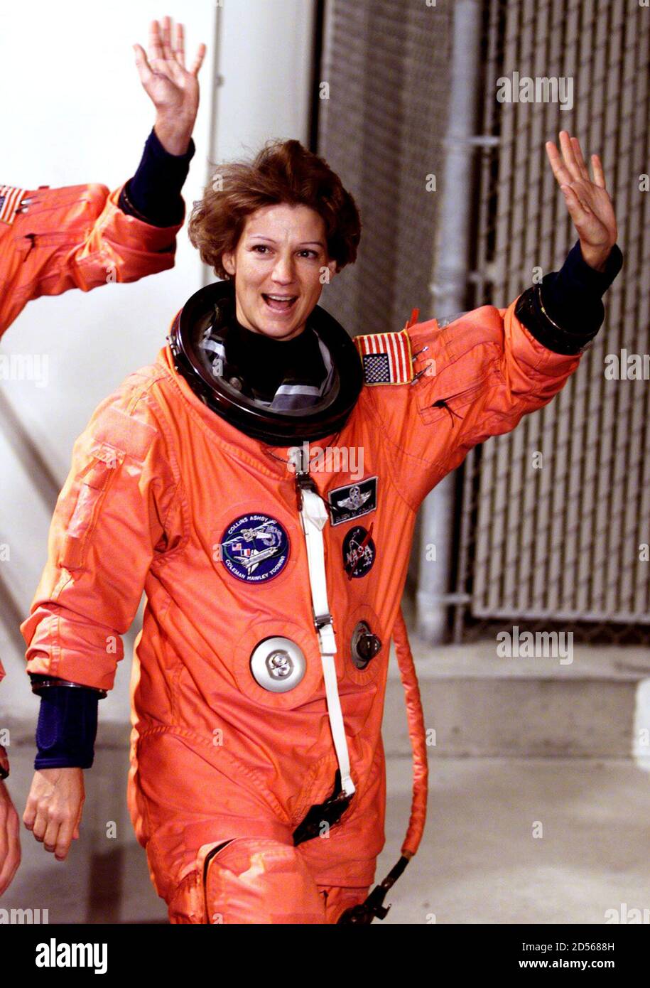 Navette spatiale les astronautes de Columbia quittent leurs quartiers pour le lancer sous la direction d&amp;#39;Eileen Collins, la première femme commandant d &amp;#39;une navette spatiale, au Kennedy Space Center, le 22 juillet. Columbia