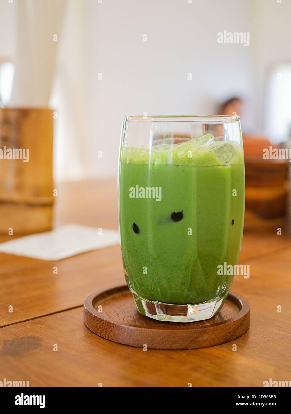 Thé Matcha avec glace en gros plan dans le café Banque D'Images