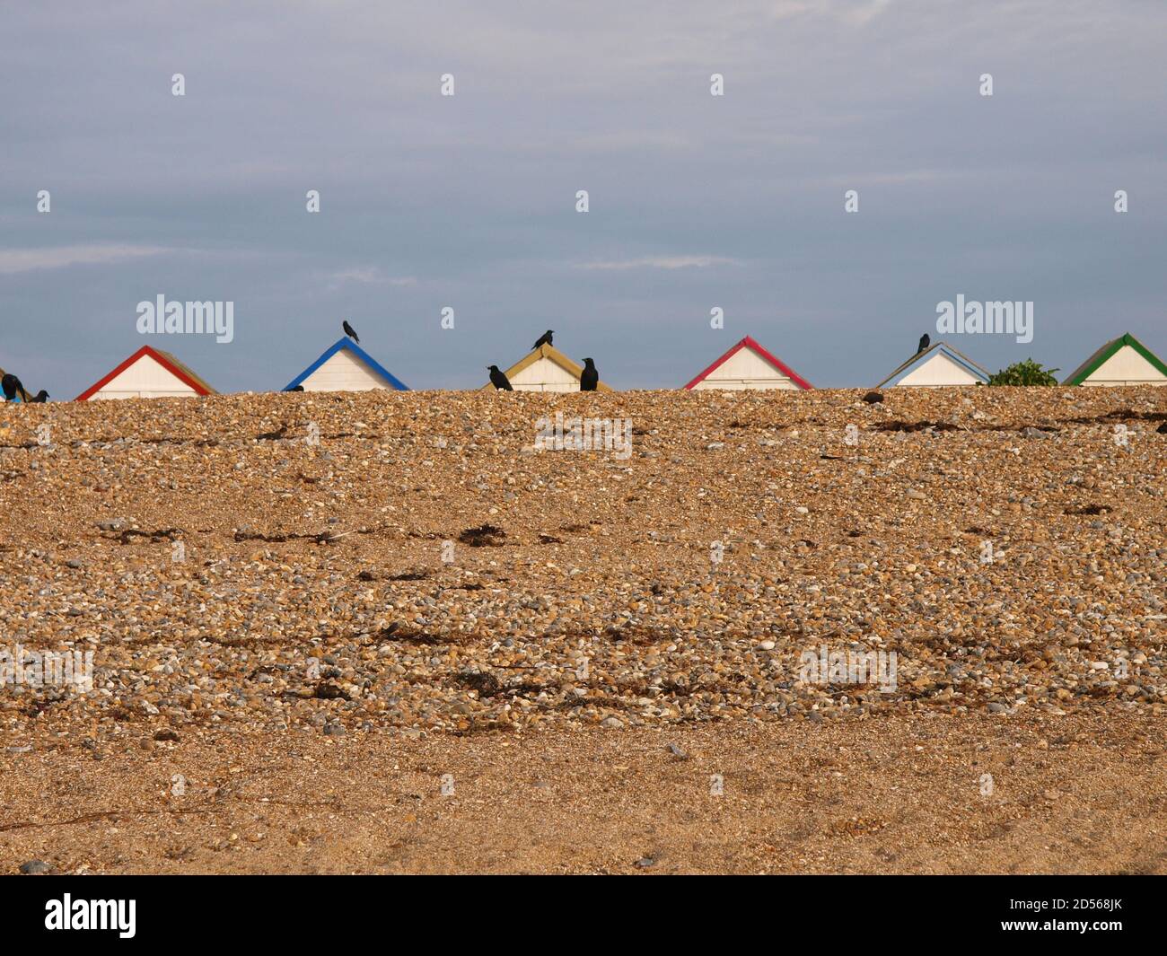 Toits de cabanes de plage à l'horizon Banque D'Images