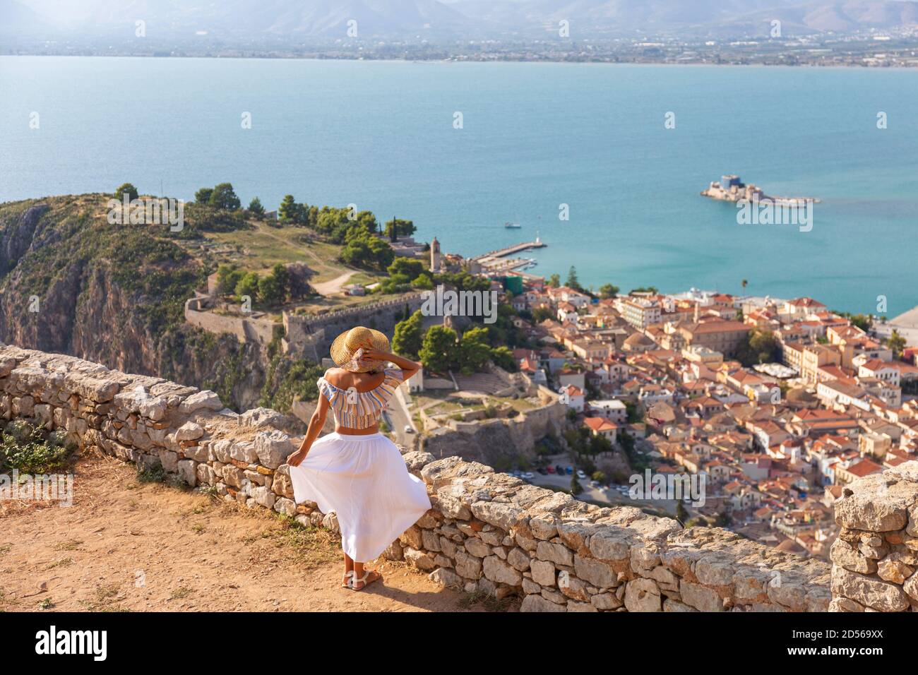 Femme en marche arrière sur la colline. Nafplion, Grèce, Europe Banque D'Images