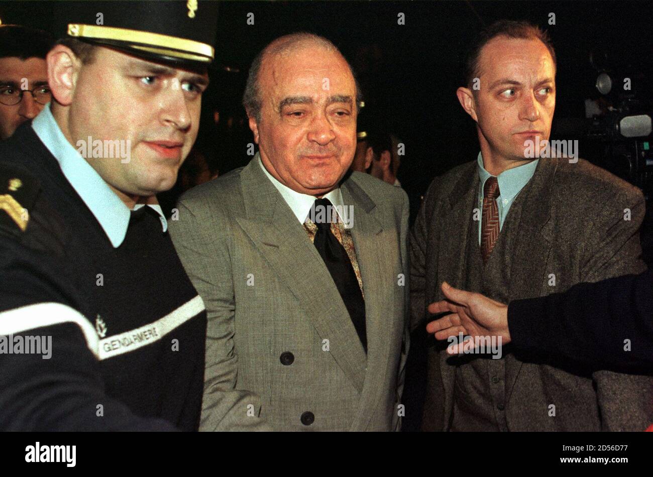 Diana Et Dodi Al Fayed Rencontre L'homme d'affaires égyptien Mohamed Al Fayed (C), le père de Dodi décédé  avec la princesse Diana lors d'un accident de voiture à Paris, se promène  entre un gendarme français et une garde