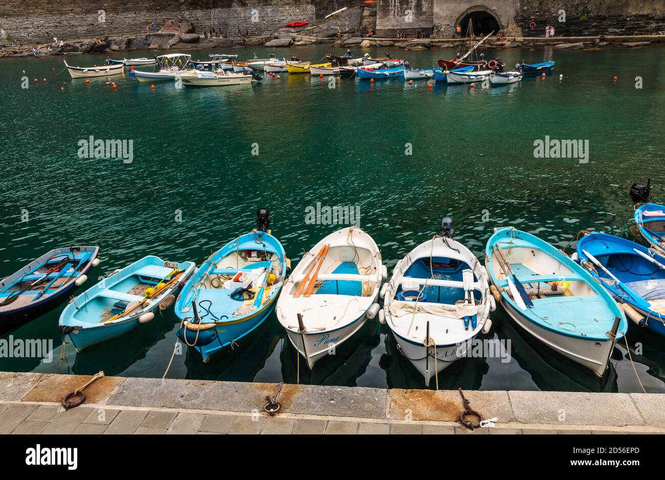 Vue panoramique sur le port de Vernazza dans la zone côtière des Cinque Terre. Sur l'eau turquoise peu profonde, beaucoup de petits bateaux flottent en... Banque D'Images