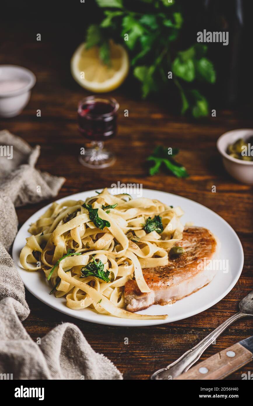 Côtelez le steak de porc avec des pâtes Banque D'Images