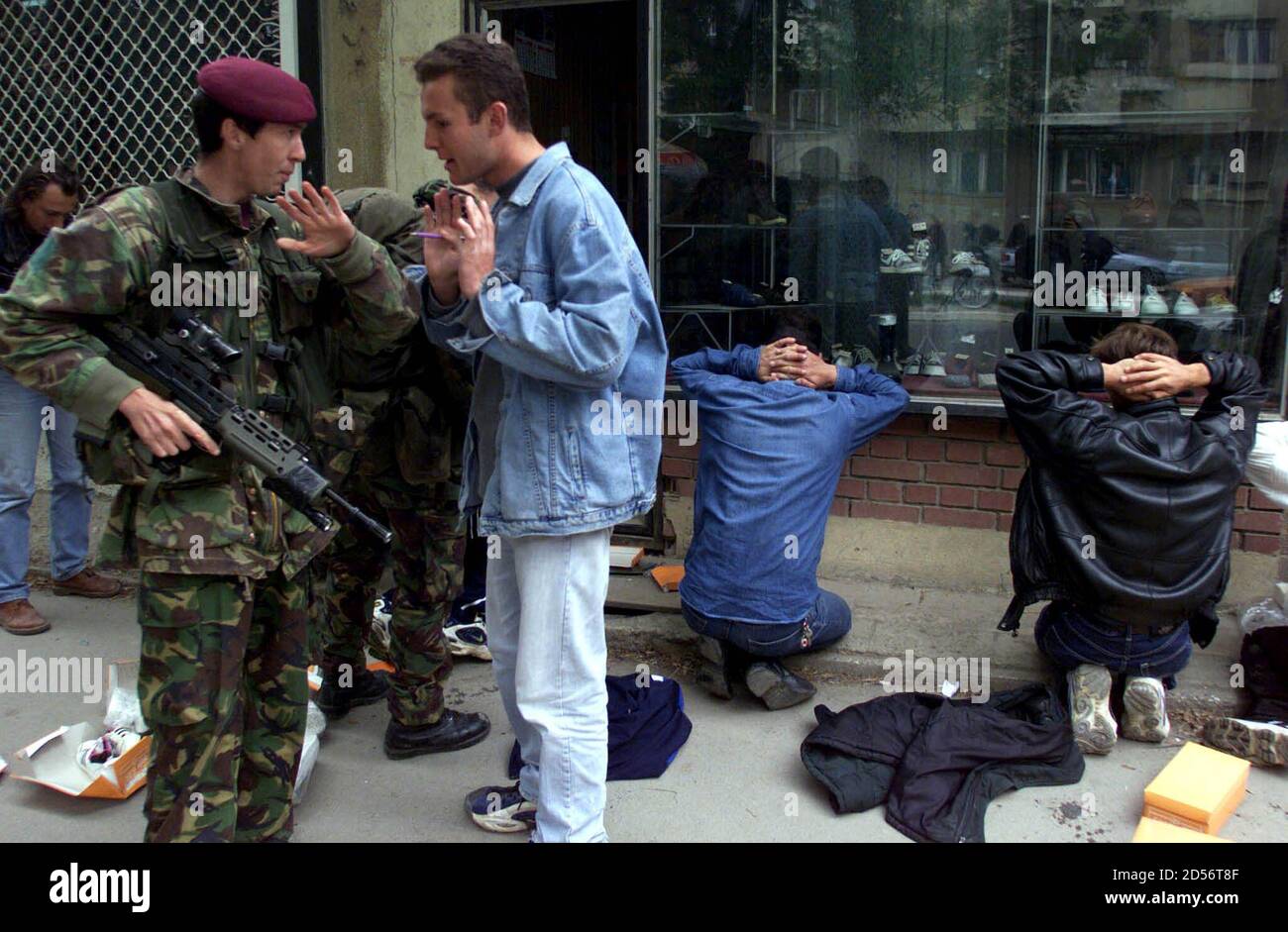 Des soldats britanniques de la KFOR arrêtent des pillards d'origine  albanaise qui ont été pris en train de voler des chaussures dans un magasin  du centre-ville de Pristina, la capitale de la