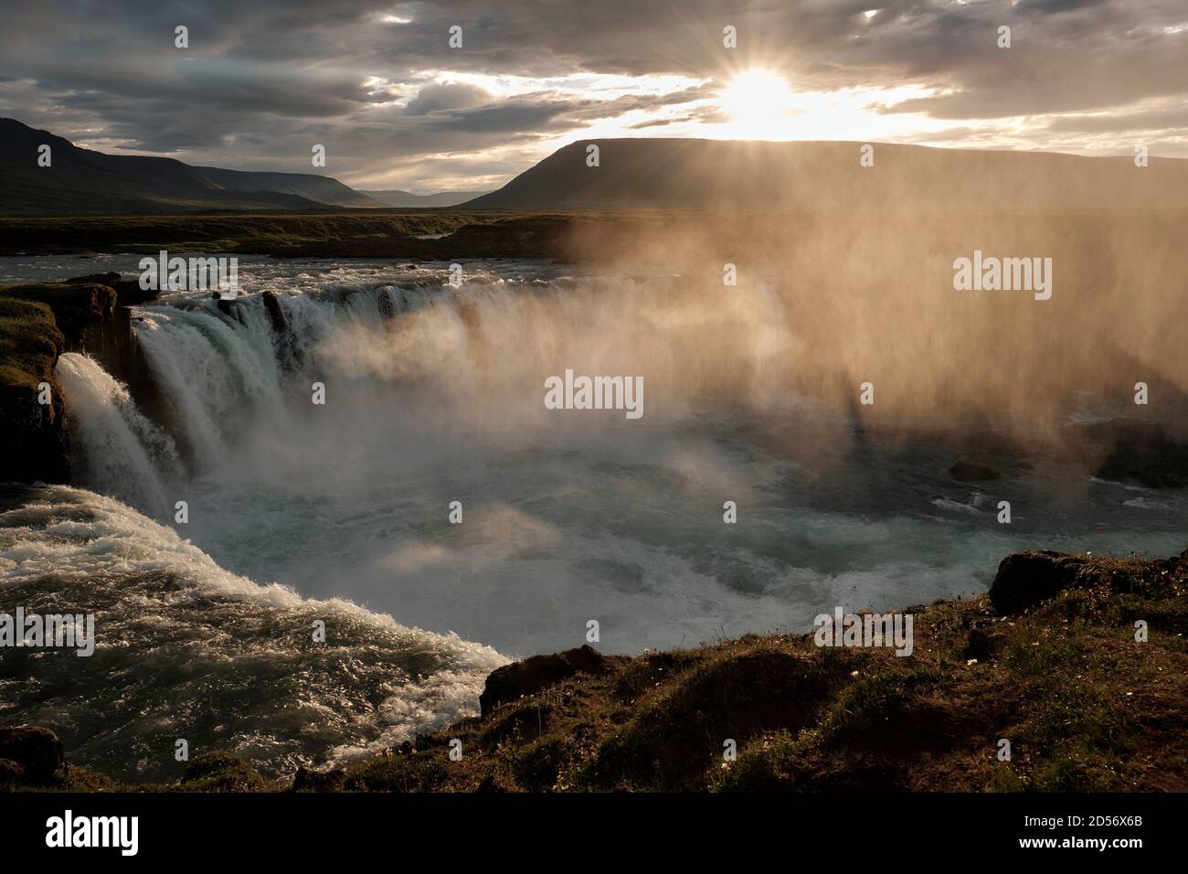 Jet rétro-éclairé de la cascade Godafoss dans le nord de l'Islande. La Goðafoss (cascade des dieux) en Islande, sur la rivière Skjálfandafljót. Banque D'Images