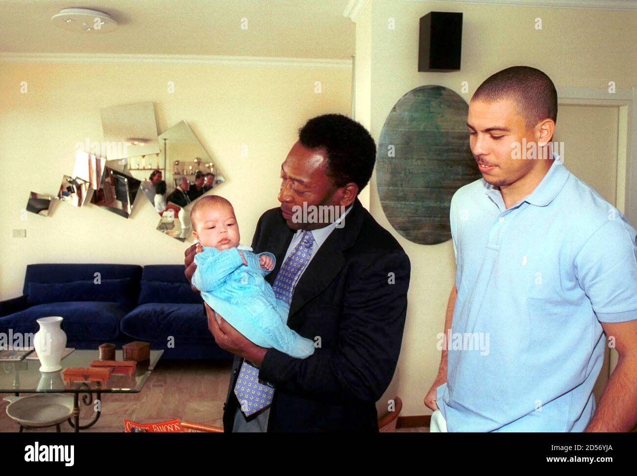 Pele Ancienne Star Bresilienne Du Football Detient Le Bebe Ronaldo Jr Un Autre Joueur Bresilien De Football Lors D Une Visite A Milan En Mai 26 Ronaldo Qui Joue Pour Internazionale Milan A