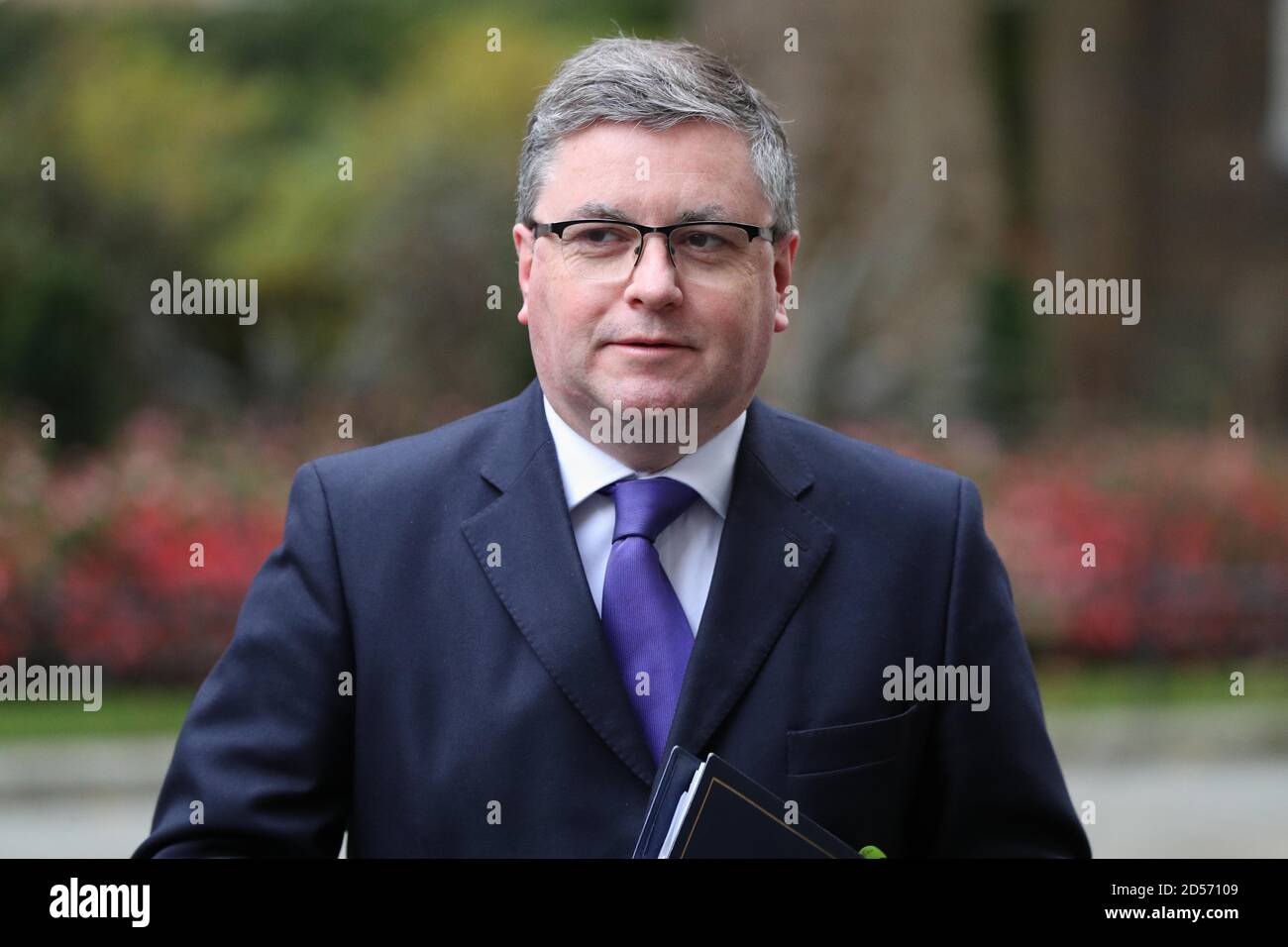 Le secrétaire à la Justice Robert Buckland arrive à Downing Street à Londres, avant une réunion du Cabinet au Bureau des Affaires étrangères et du Commonwealth. Banque D'Images