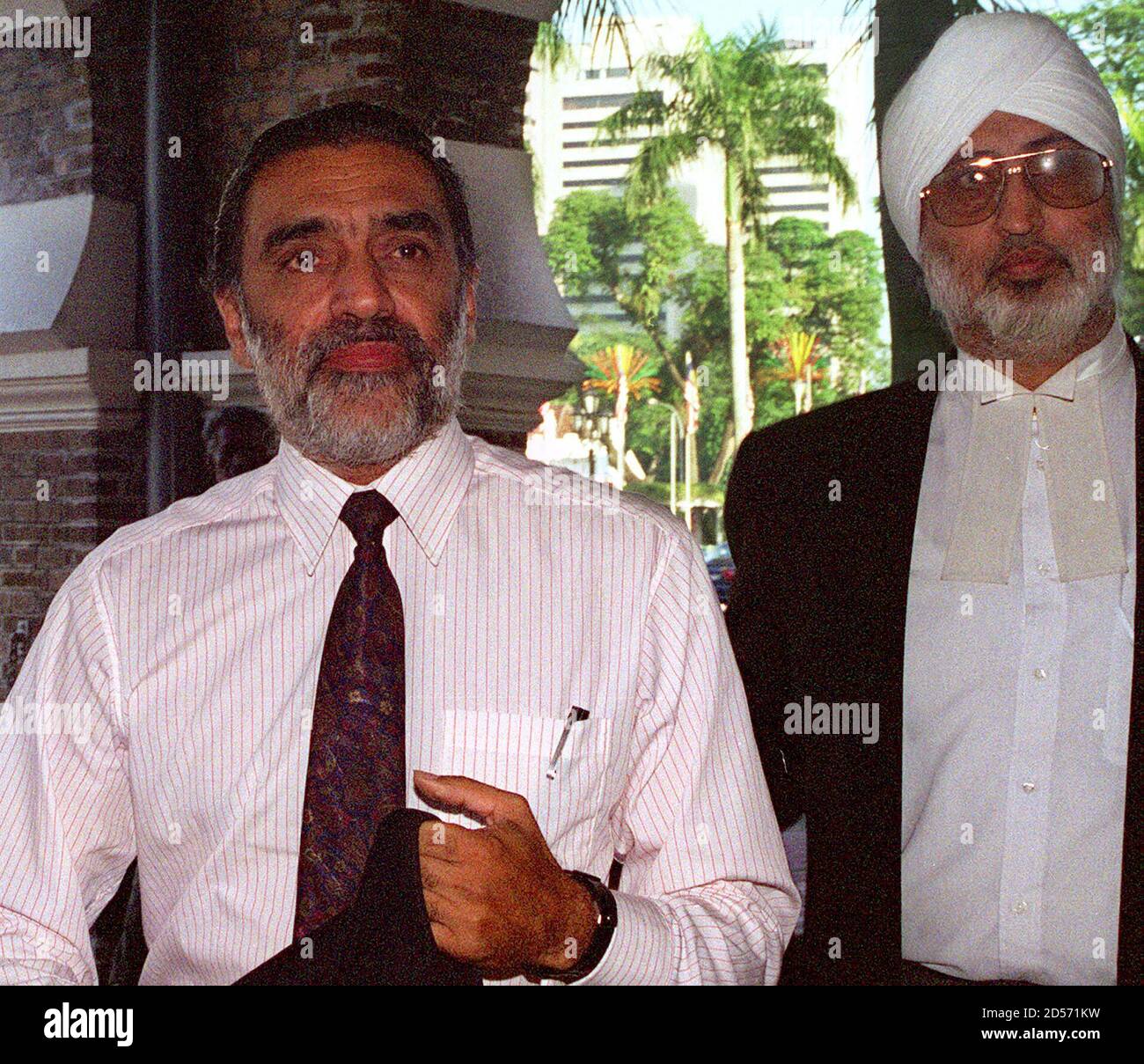 Manjeet Singh Dhillon (L) arrive à la haute Cour de Malaisie avec son  avocat Jagjit Singh à Kuala Lumpur le 2 décembre. Le juge du procès du  ministre malaisien des finances, Anwar