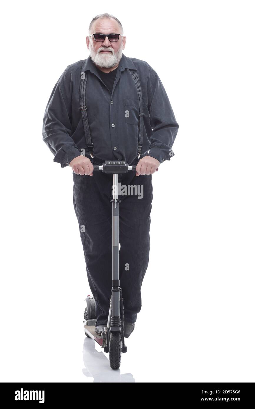 homme âgé debout sur un scooter électrique. isolé sur un blanc Banque D'Images
