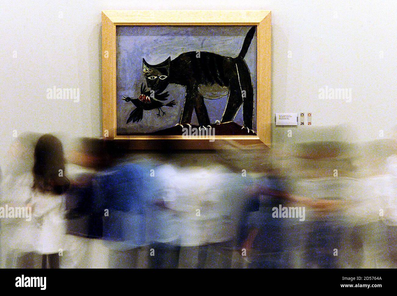 De Jeunes Etudiants Bresiliens Observent Un Tableau 1935 De L Artiste Espagnol Pablo Picasso Le Chat Saisissant Un Oiseau Qui Fait Partie D Une Exposition Au Masp Musee D Art De Sao Paulo Novembre 12