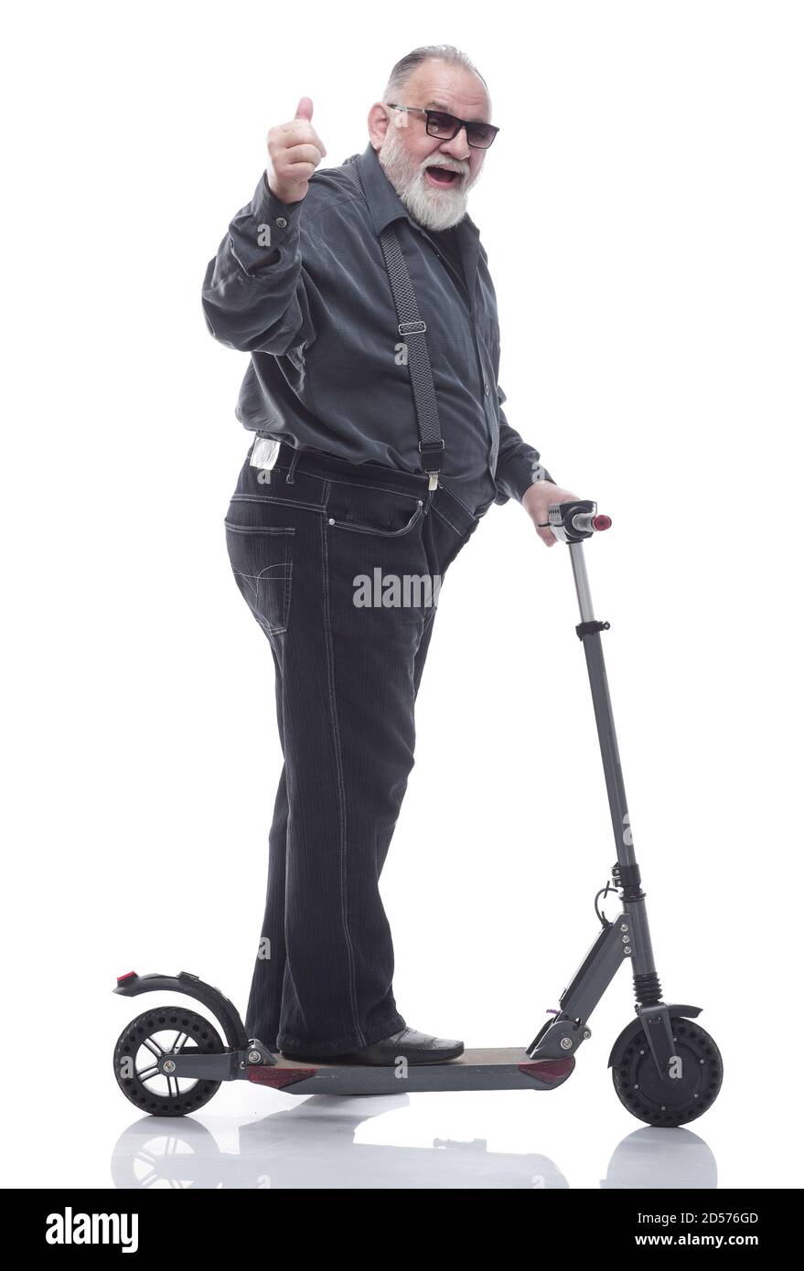 Un homme âgé avec un scooter électrique montre le geste OK Banque D'Images